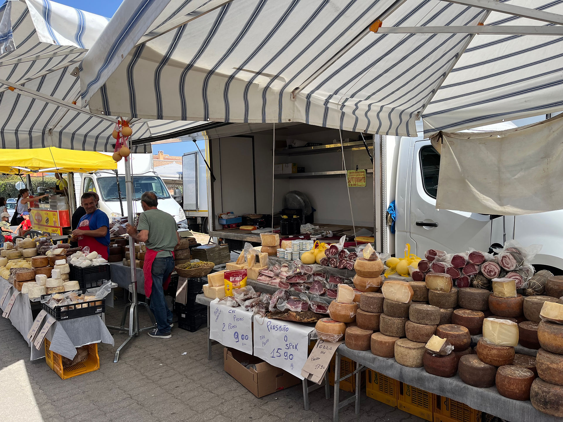 Sobotní farmářské trhy ve Valledorii na Sardinii s nabídkou čerstvé zeleniny, ovoce, sýrů a místních produktů