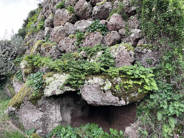 Kamenná nuragha na Sardinii – starověká stavba s kulatou věží z doby bronzové