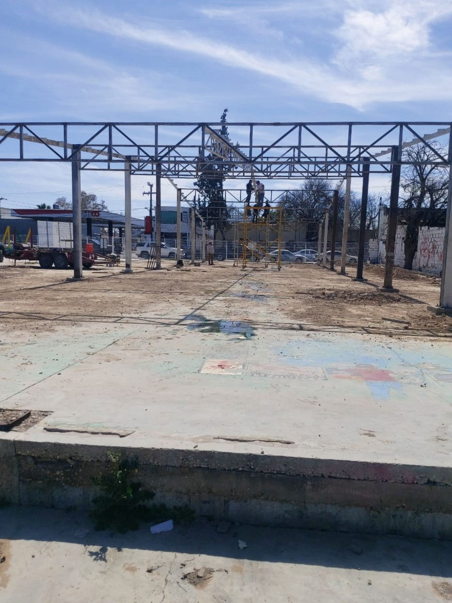 Colocación del techo en la estructura inicial de la primera etapa del MACCA, evidenciando el avance en la construcción.
