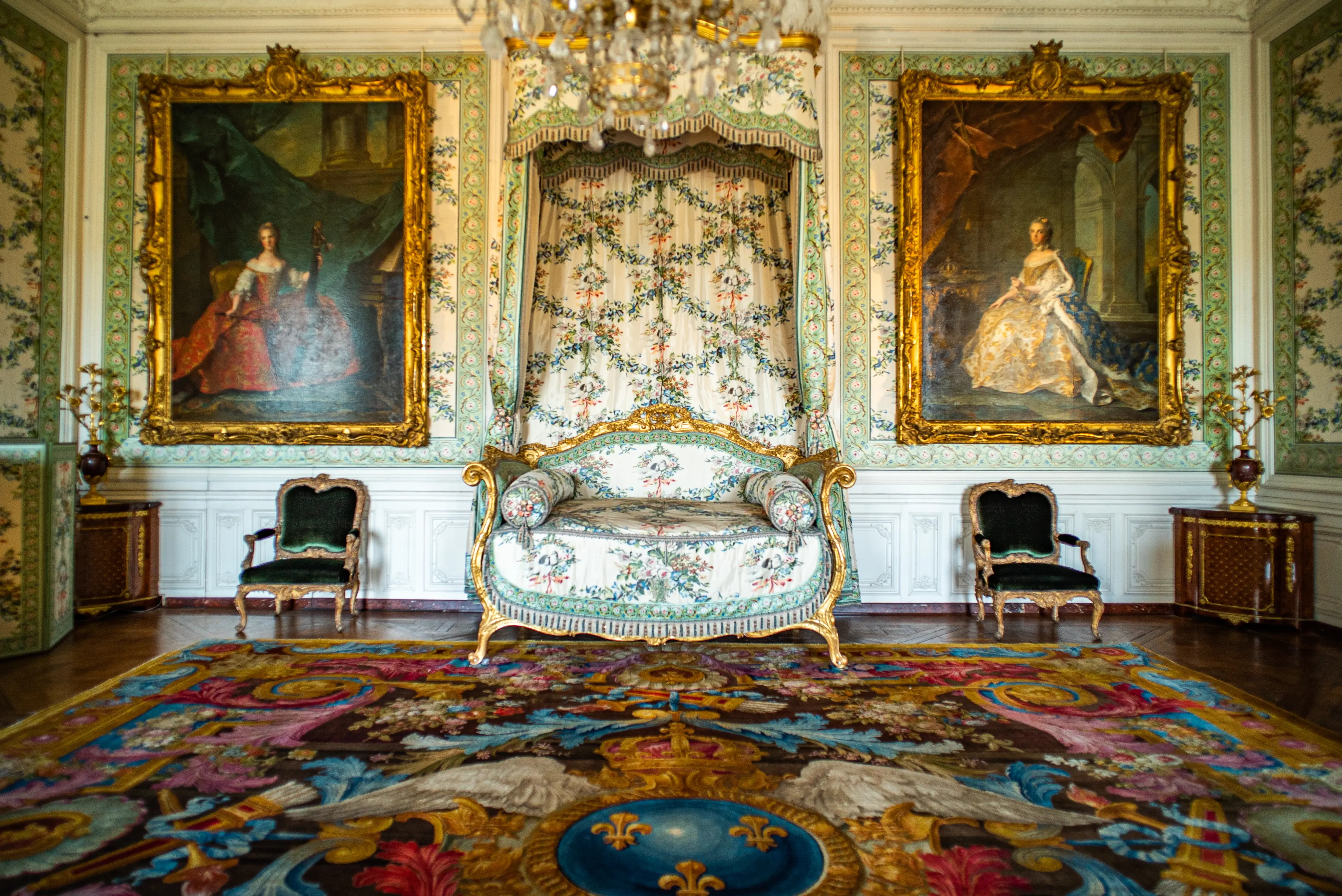 Step into Marie Antoinette's World: A Guided Tour of the Hall of Mirrors