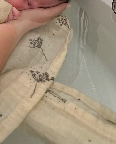 bain bien-être, bain enveloppé, thérapeutique bain bébé, bain nouveau-né, bain bébé