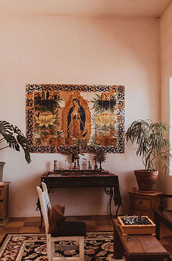 A traditionally decorated Santa Fe inspired room in the Hacienda Doña Andrea de Santa Fe 