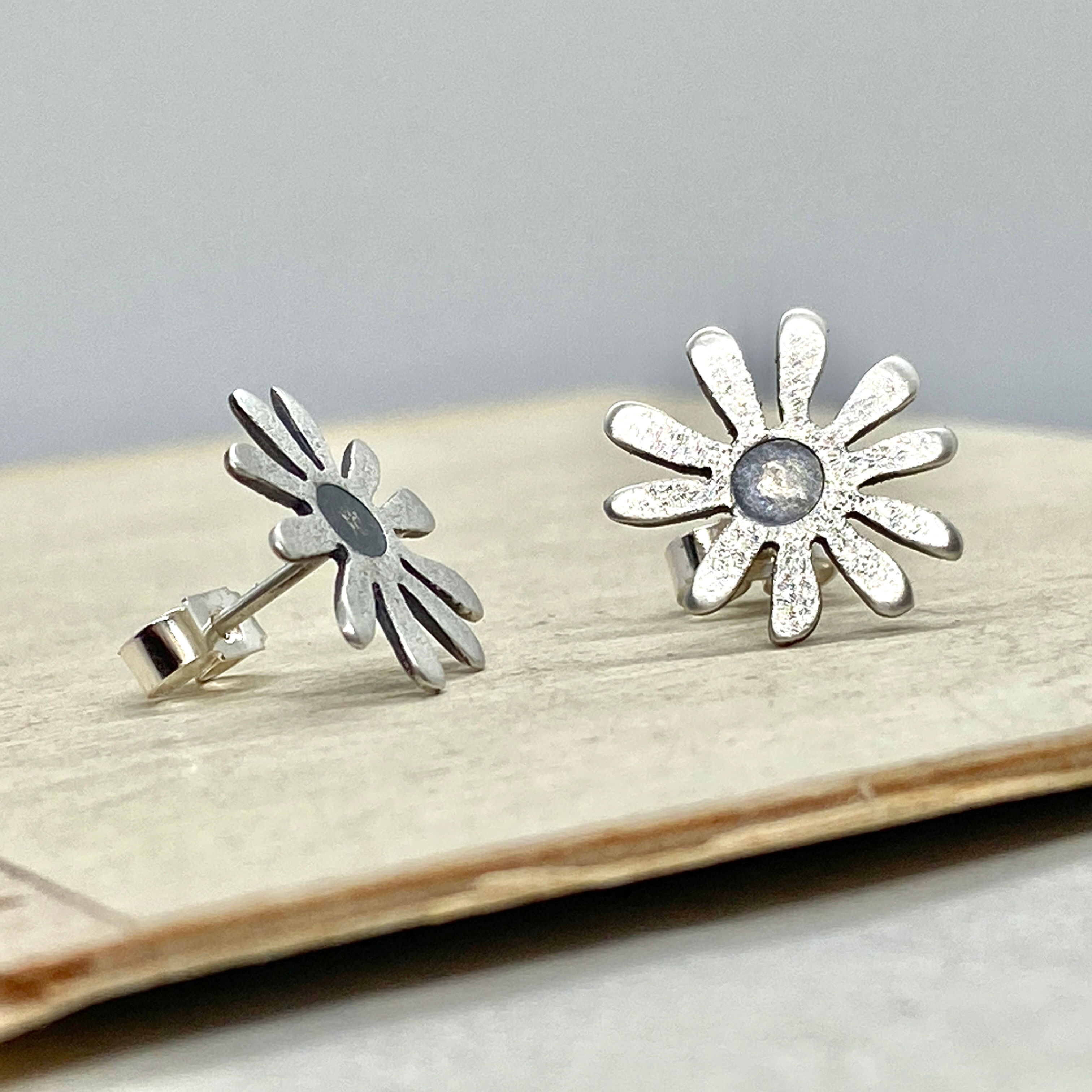 Daisy studs in silver