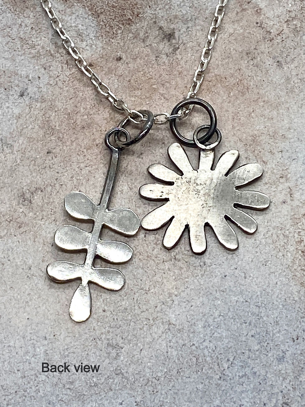 Thumbnail: Charm daisy pendant