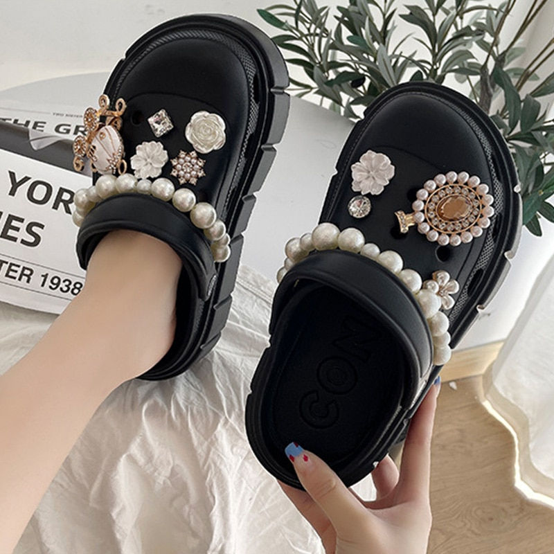 Thumbnail: 2023 New Fashion Charms Clogs Thick Sole Outdoor Women Slippers High Quality Su