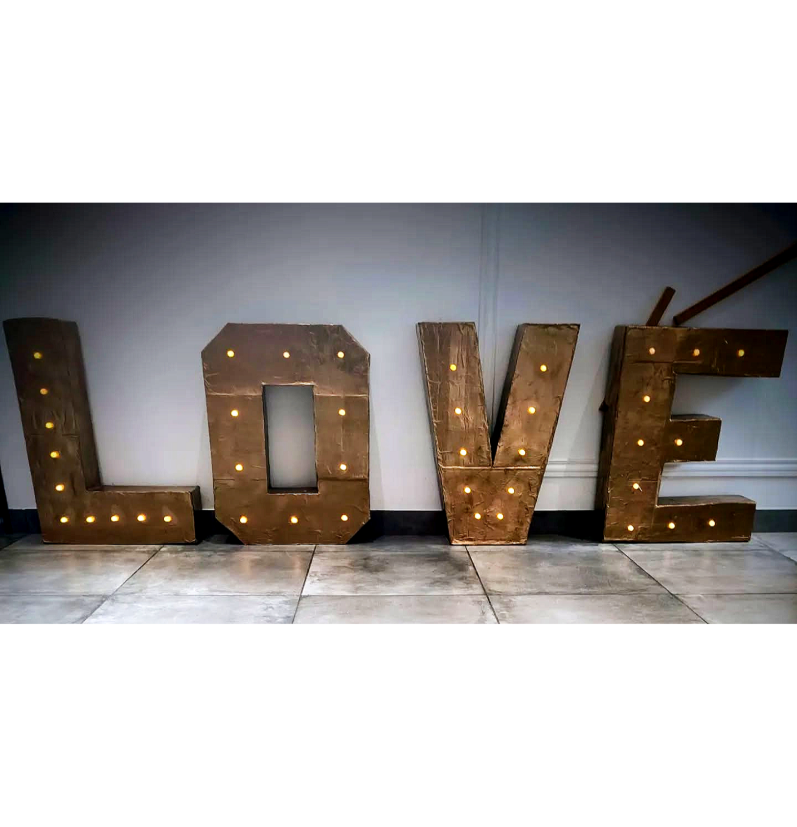 Décoration lumineuse LOVE, grandes lettres en bois pour mariage.