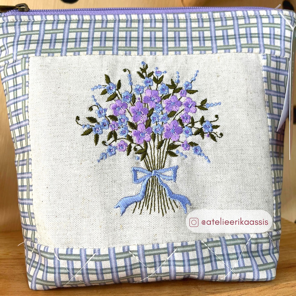 Necessaire Simplicidade Bordada Ramalhete Lavanda