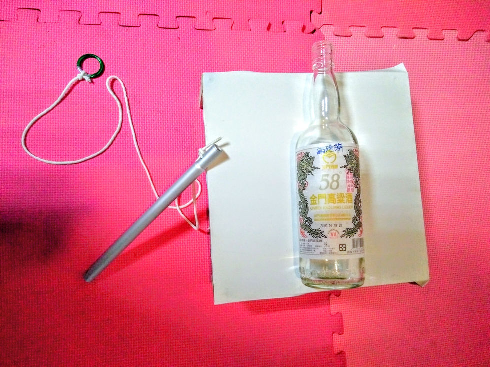 B02-3,張于真,《被牽制的內心》,複合媒材,瓶子 30x直徑7cm 金屬環 22cm,2016.jpg