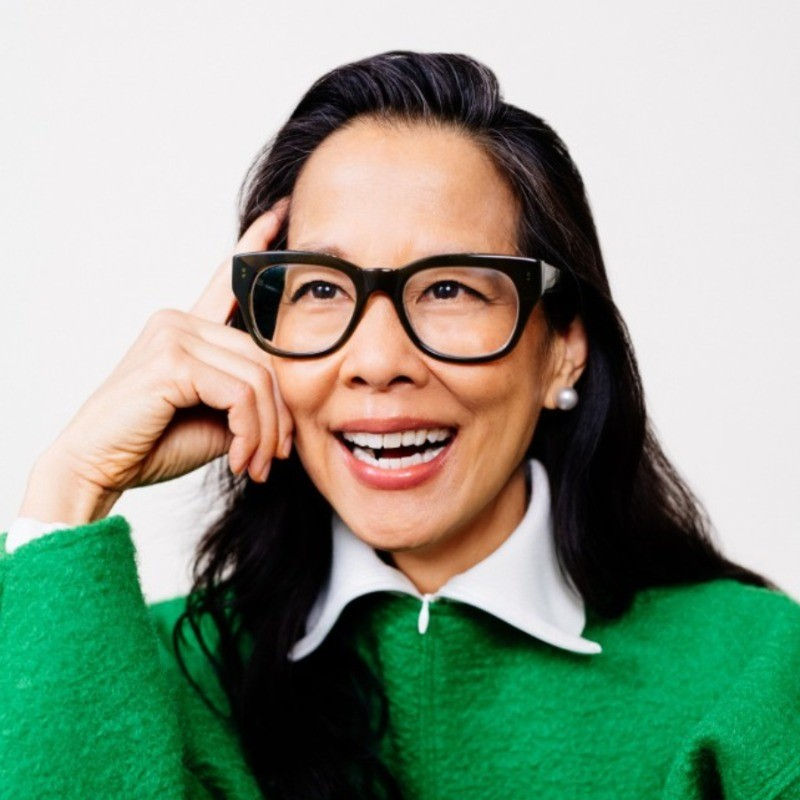 Betsy Tong Profile Picture - 2bbolder.com - Excellent LinkedIn Chief Growth Business Revenue Officer Profiles