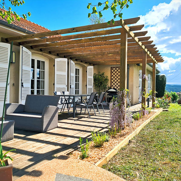 Pergola en bois sur terrasse avec salon extérieur à Issoire – réalisation David Bergougnoux Paysagiste