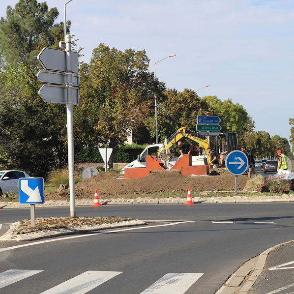 Vue du chantier d’aménagement du rond-point à Brioude, création du paysagiste David Bergougnoux.