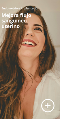 retrato frontal de mujer pelo largo castaño sonriendo