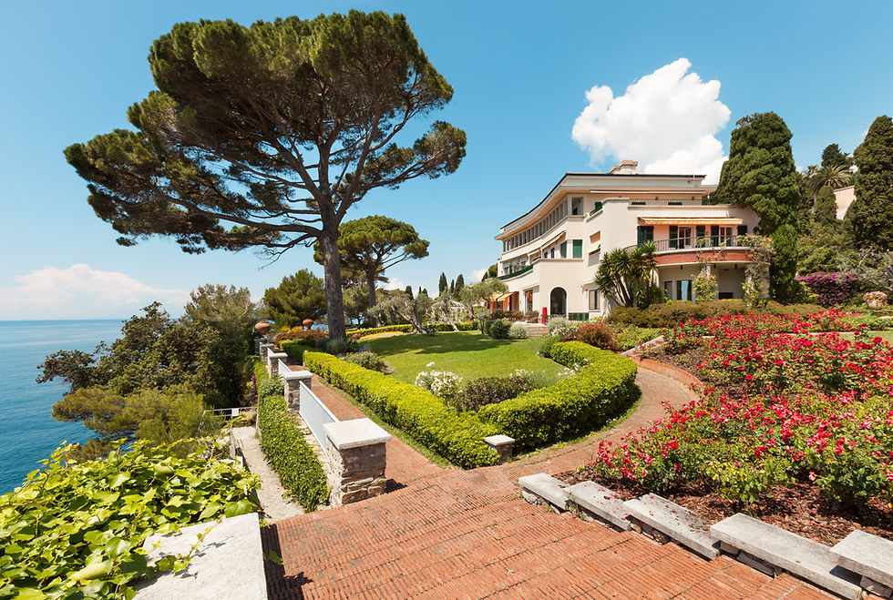 Antalya'da satılık lüks bahçeli villa