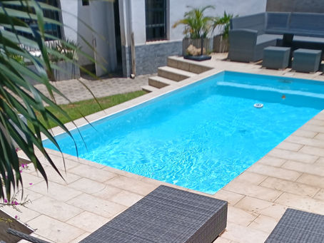  Une piscine limpide toute l’année ? Ces gestes simples font toute la différence !