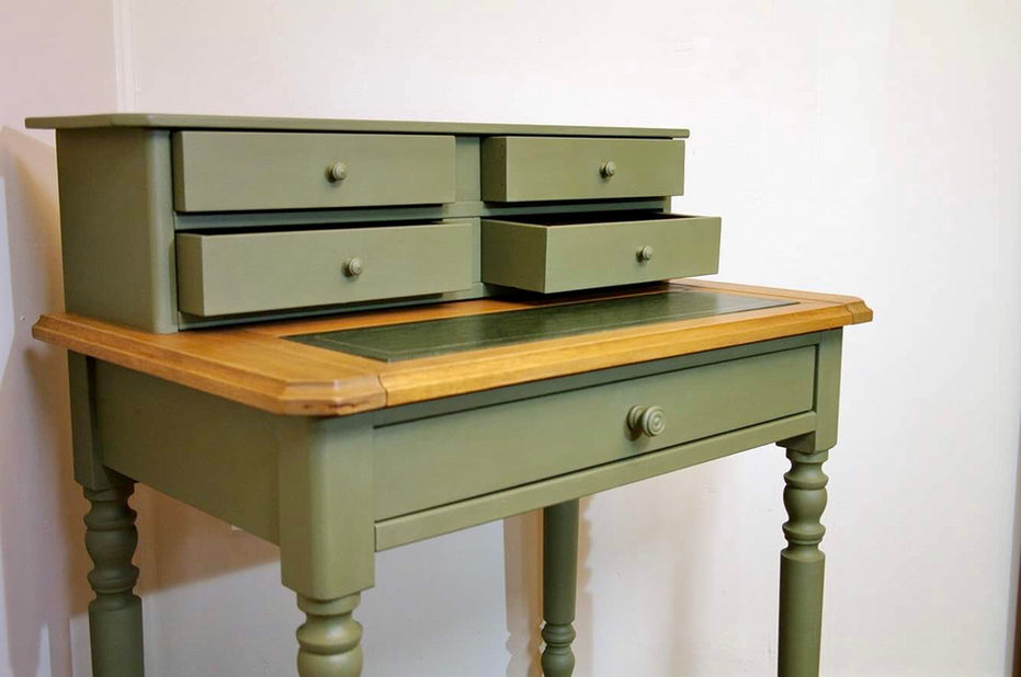 Bureau à gradins restauré. Ponçage et finition vernie pour le plateau, repeinture du corps avec la couleur Olive de chez Annie Sloan. Nettoyage du cuir. A strabourg en Alsace.