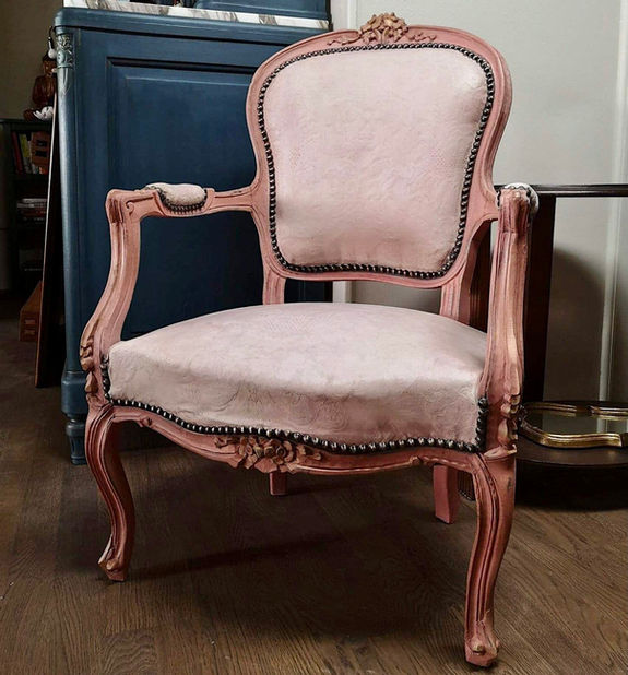 Fauteuil de style Louis XV repeint bois et tissus avec la couleur rose Scandinavian Pink