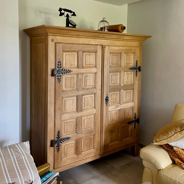 Armoire en chêne restaurée, poncage intégral et finition vernie avec le Nude de chez Mauler.
