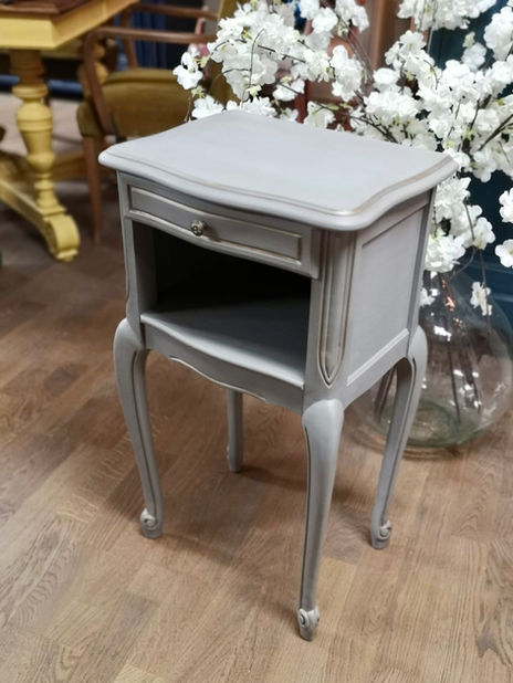 Chevet style Louis XV repeint avec la couleur Frenc Linen de chez Annie Sloan