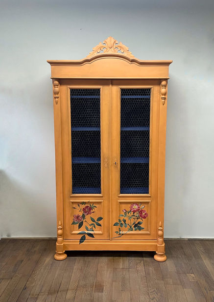 armoirPetite armoire du XIXeme, repeinte avec la couleur Barcelona pour l'extérieur et un mélange de Oxford Navy et Napoleonic Blue de chez Annie Sloan, finition cirée. application de transferts de la gamme Iron Orchid Design. En Alsacee_orange.JPEG
