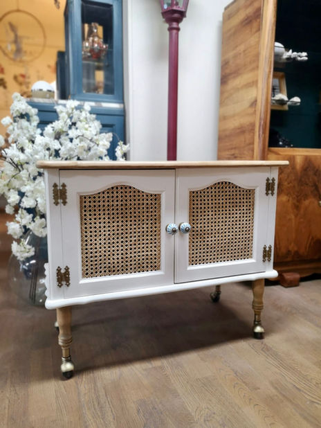 Ancien meuble bar relooké, plateau bois couleur chêne, corps repeint avec la couleur Old Ochre de chez Annie Sloan, ajout de cannage sur les portes pour plus de modernité