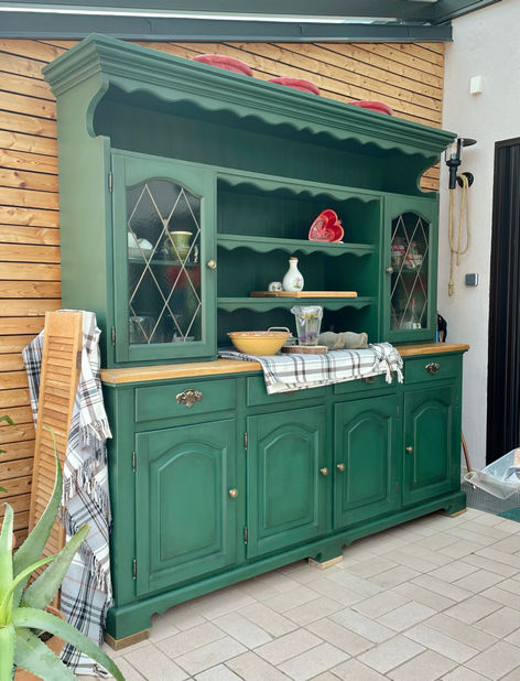Ancien vaisselier repeint en vert Amsterdam green de chez Annie Sloan, finition vernis avec le Suprême de chez Mauler, plateau mis à nu par ponçage et vernis. A Sélestat en Alsace.
