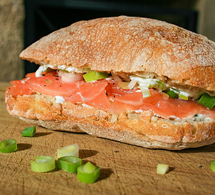 sandwich salmon sensation avec du saumon fumée, tzatziki de concombre et oignons nouveaux