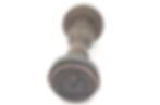 Oud houten stempel met verweerde textuur, toont een ster en tekst "Jüdenrat der Gemeinde" op een witte achtergrond.