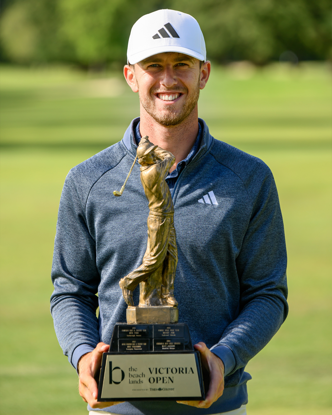 2024 champion Frederik Kjettrup holding the Victoria Open trophy