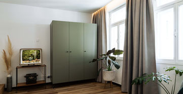 Schlafzimmer mit Pflanzen Schrank, Fernstern und Pflanzen Fernseher Urban Jungle Apartments