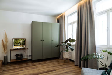 Schlafzimmer mit Pflanzen Schrank, Fernstern und Pflanzen Fernseher Urban Jungle Apartments