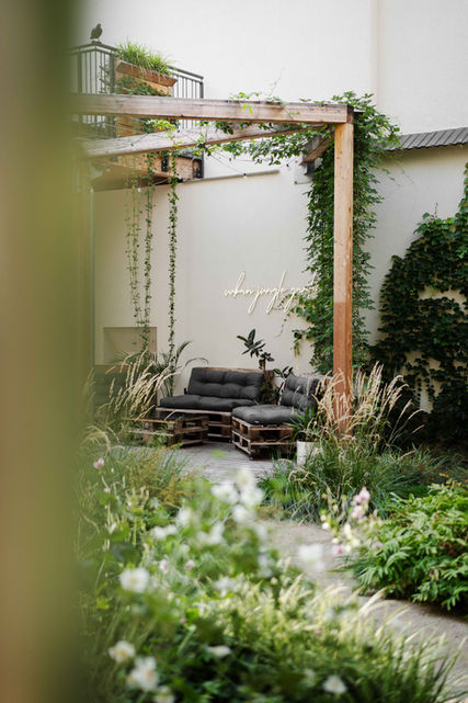 Wunderschön begrünter Innenhof - Urban Jungle Garden