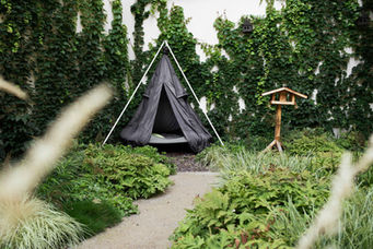Blick in den Innenhof im Urban Jungle Garden