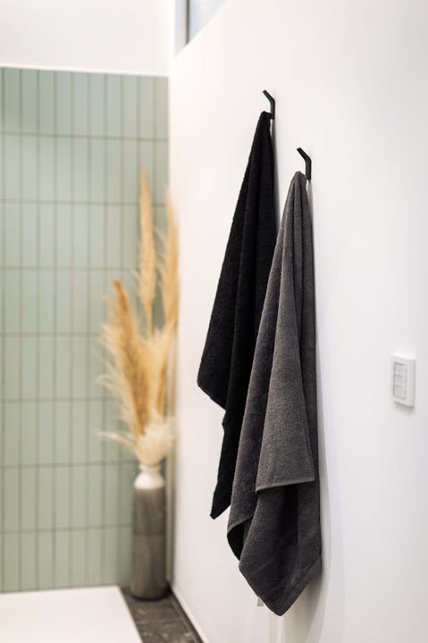 Badezimmer mit Handtüchern Urban Jungle Apartments