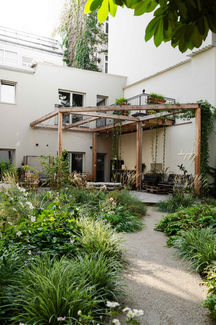 Üppig begrünter Innenhof mit Terrasse - Urban Jungle Garden