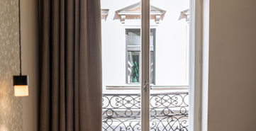 Blick auf das Bett auf den straßenseitigen Balkon