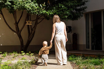 Mutter spaziert mit ihrem Kleinkind im Urban Jungle Garden
