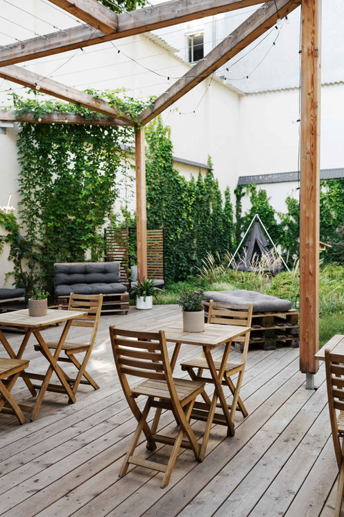 Sitzgelegenheit auf der Terrasse im Urban Jungle Garden