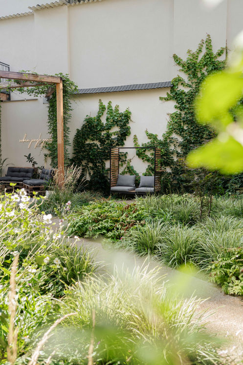 Blick in den üppig begrünten Urban Jungle Garden