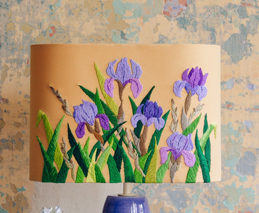 Iris Flowers El Nakışlı Abajur Başlığı