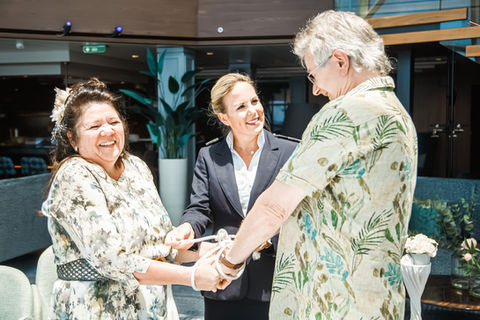 Cornelia David, freie Traurednerin, freie Traureden, Hochzeitssängerin Schweiz und Mallorca,  singende Traurednerin