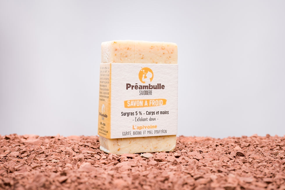 Miniature : Savon emballé debout sur la terre Rouge de Camarès. Savon à l'avoine et au miel de l'Aveyron.