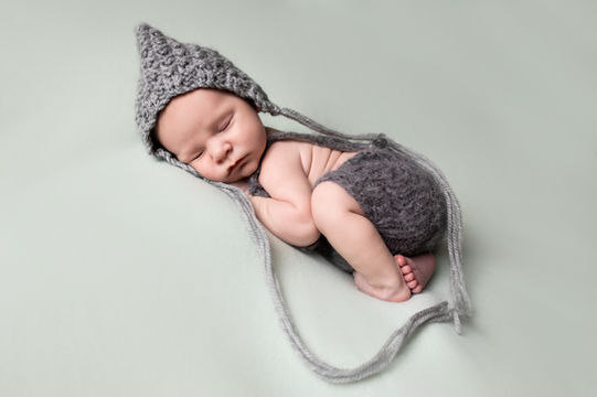 Neugeborenenfotos, Babyfotografie, Zarte Neugeborenenbilder,Babyportrait, Babyfotostudio, Neugeborenen-Posing, Babys erste Fotos, Neugeborenen-Sessions, Sanfte Babyposen, Babyfotografie-Erfahrung
