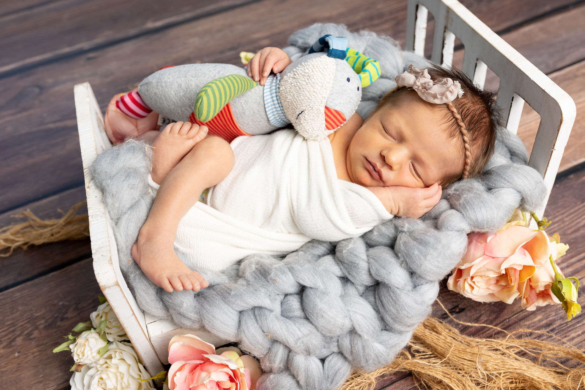 Baby, Babygirl, Neugeborenes, Newborn, Newbornbaby, Babyeyes, Babyaugen, Neugeborenenfotografie, Neugeborenenfotos, Babyfotografie, Zarte Neugeborenenbilder,Babyportrait, Babyfotostudio, Neugeborenen-Posing, Babys erste Fotos, Neugeborenen-Sessions, Sanfte Babyposen, Babyfotografie-Erfahrung,Baybyhände