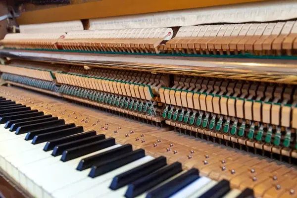 Piano droit ouvert, avec mécanique apparente