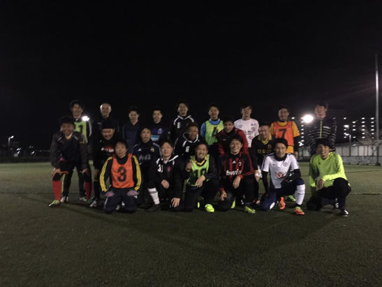 181h「春の良き夜に20人以上のサッカー好きがここには集まる」」