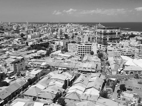 קבוצת וגר - קו רקיע של תל אביב עם הים בשחור לבן