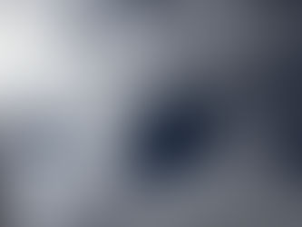 紺色と灰色の空雲のなか小さな青空がみえる