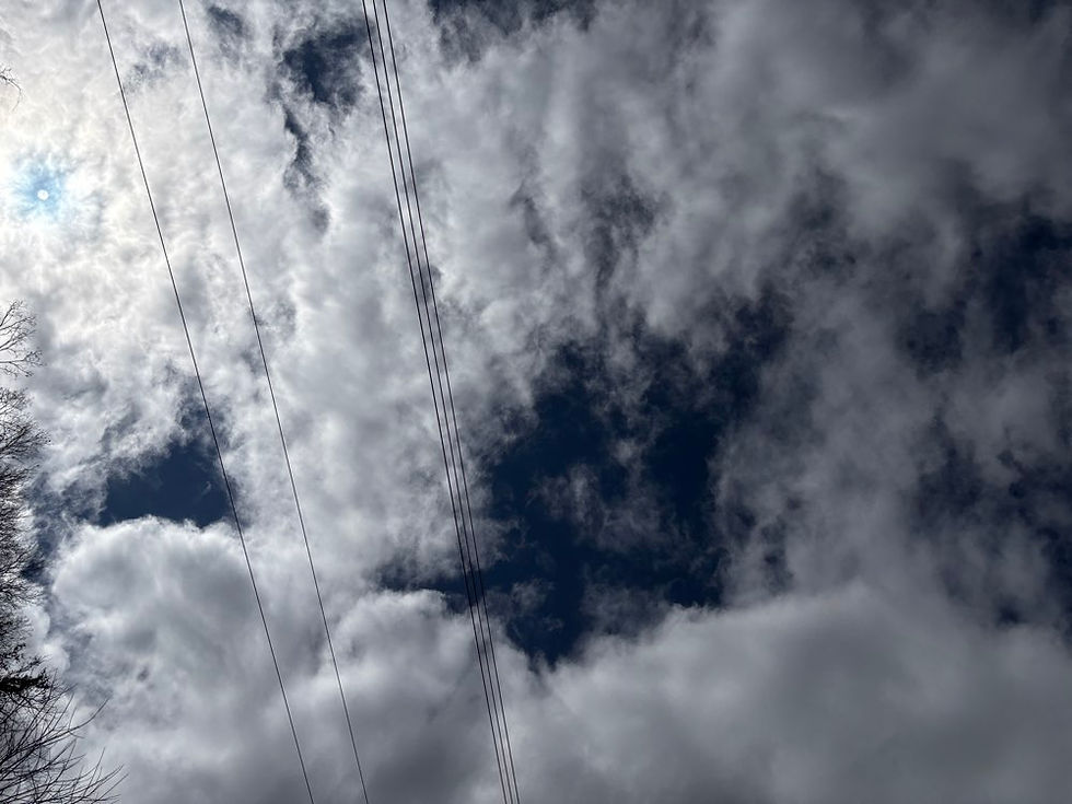 紺色と灰色の空雲のなか小さな青空がみえる