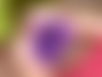 少女の手には紫の花