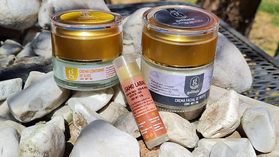 cosméticos a base de miel como crema de noche, crema de dÃa con filtro solar, crema para contorno de ojos y mascarilla de frutos con miel